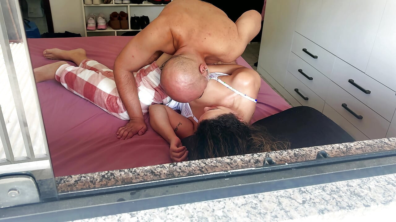 Enteada recebe, chupa e deixa seu padrasto penetrar nela.
