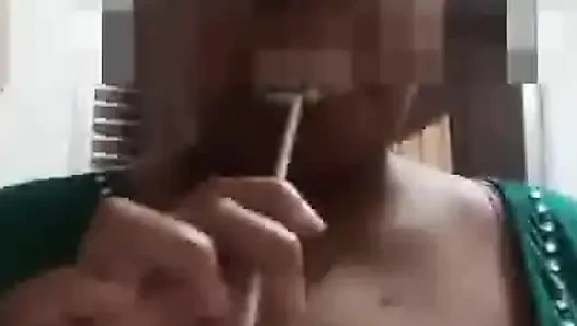 Wanita kulit hitam gemuk yang sangat panas bermain dengan tubuhnya