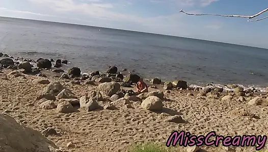 Orang asing mergokin istriku lagi asik ngentot dan ngentot kontol besarku di pantai telanjang