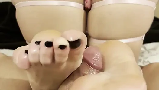 A Footjob and a Best Friend Well Served