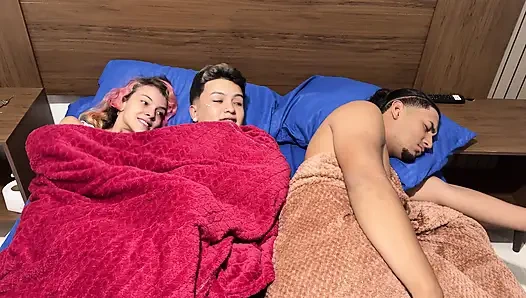 Dua saudara tiri latino berhubungan seks untuk pertama kalinya sambil berbagi tempat tidur di hotel dengan ayah tiri mereka.