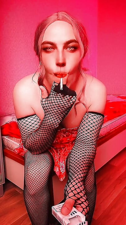 Pyari phusphusati hasina andhere men nachti hai