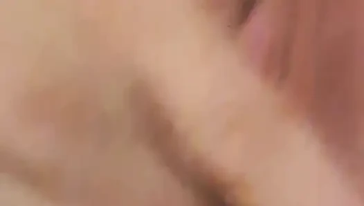 Kocası klitorisini ovalarken karısının göt deliğini parmaklıyor