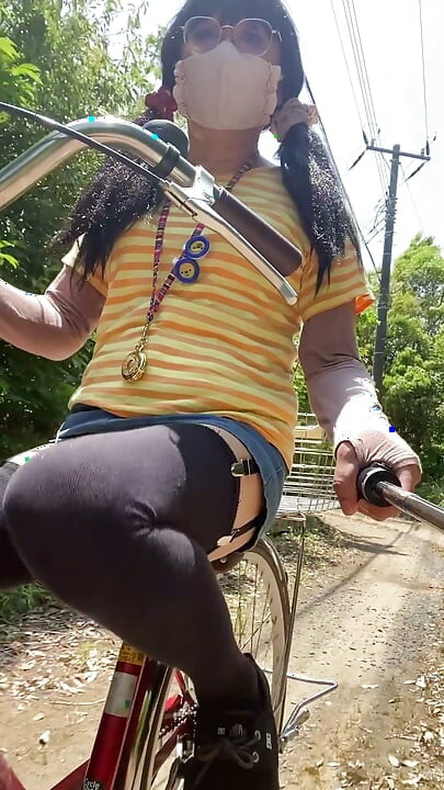 No228 Pee in Split-Leg Panties