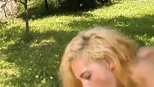 Outdoor-knall und pisse für blondes küken