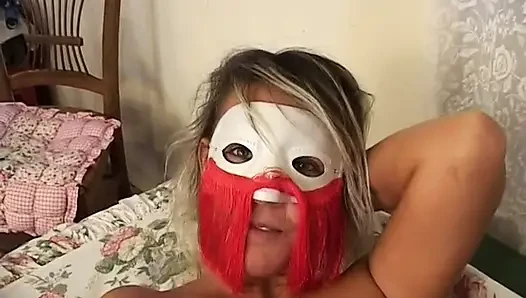 Italian amateur chick in mask get fucked