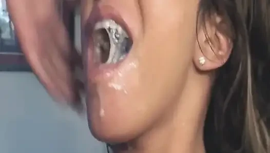 Tante seksi dengan stoking jala dientot kontol besar sampai dalam banget