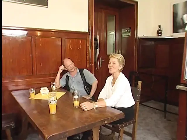 饥渴的奶奶在办公室被干时张开双腿