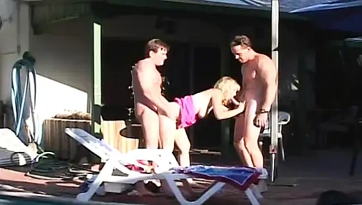 DP-dreier mit der heißen blondine am pool