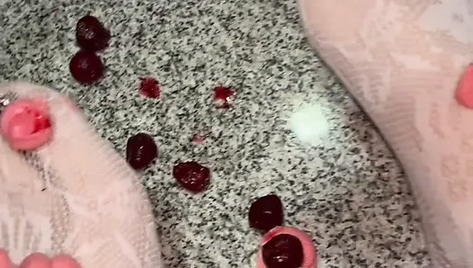 Beyaz çoraplı bacaklarımla krem şantiyle oynuyorum