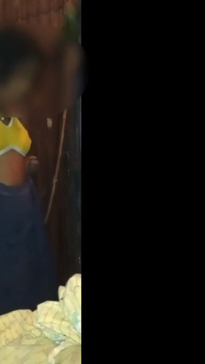 A tia Desi está trocando de roupa e mostrando peitos, mamilos e buceta sensuais | Clipe 1