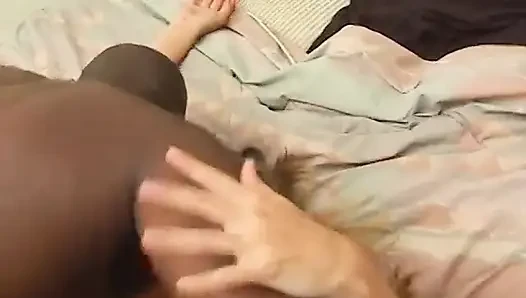 Harika yaraklı ateşli sevimli zenci adam bir güzelle sikişiyor