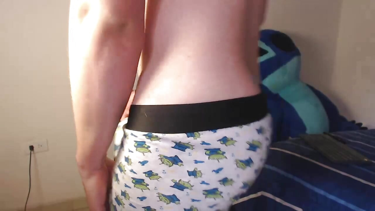 O tânără latino mare se masturbează peste pantaloni