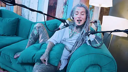 Aku berbicara tentang H - Happiness - ASMR podcast SFW berbicara dengan gadis kurus gothic bertato rambut gimbal