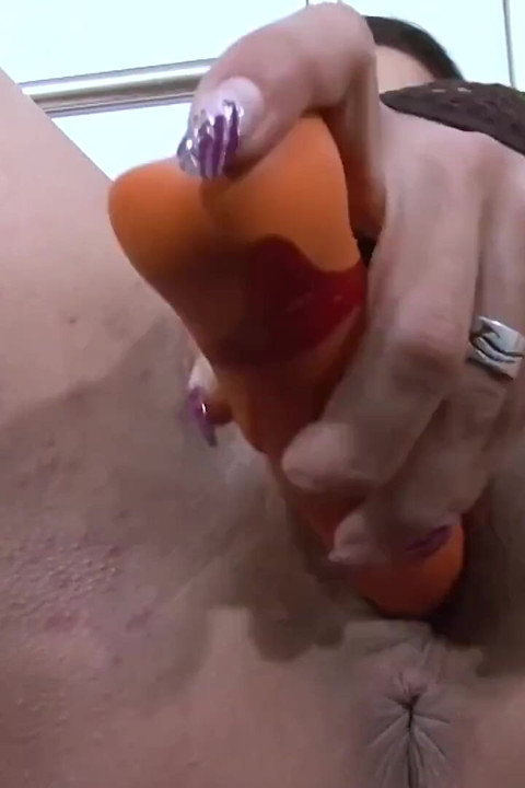Geile rijpe brunette rekt poesje uit met dikke dildo