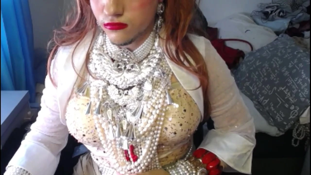 Travesti inci ve topuklu ayakkabılarla rahatlıyor