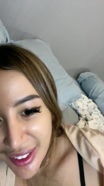 Liderlig indo-model på foto session kneppet af fotograf | Klip 1