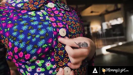 Kesayangan ibu - si cewek mungil coco lovelock nggak berhenti muasin memek tante seksinya yang lagi terbalik lauren phillips