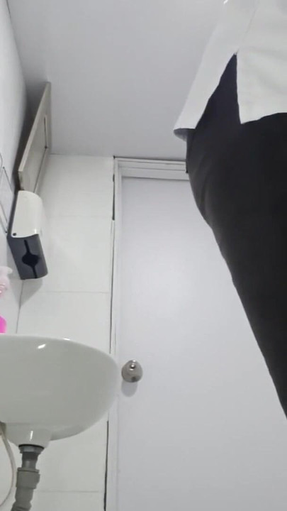 Zapanjujući trenutak iz filma "Amaterska kamera u bolničkoj kupaonici snima seksi latinsku medicinsku sestru s velikom guzicom"
