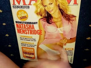 Penghormatan air mani untuk Natasha Henstridge di majalah Maxim
