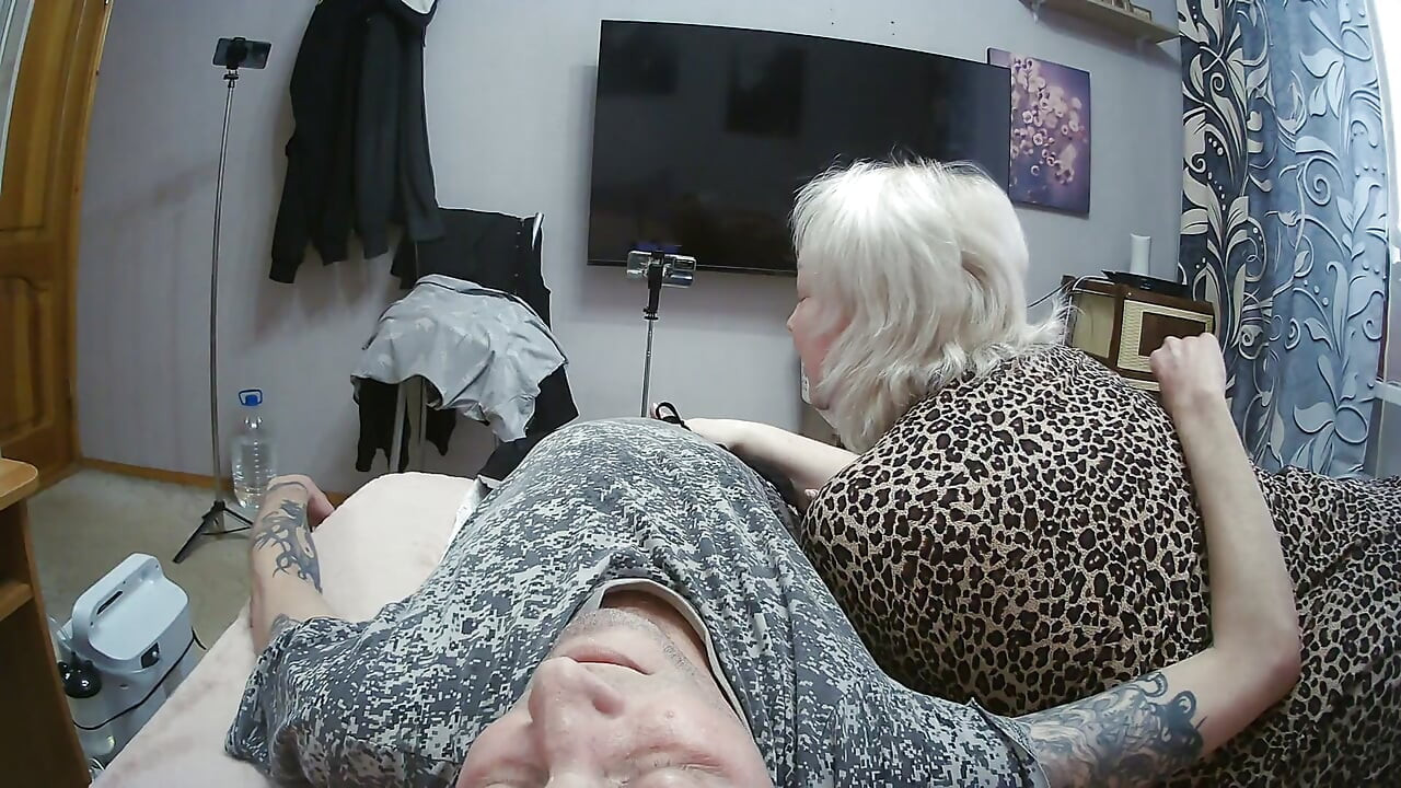 Vriendin geeft een pijpbeurt om een mondvol sperma te krijgen