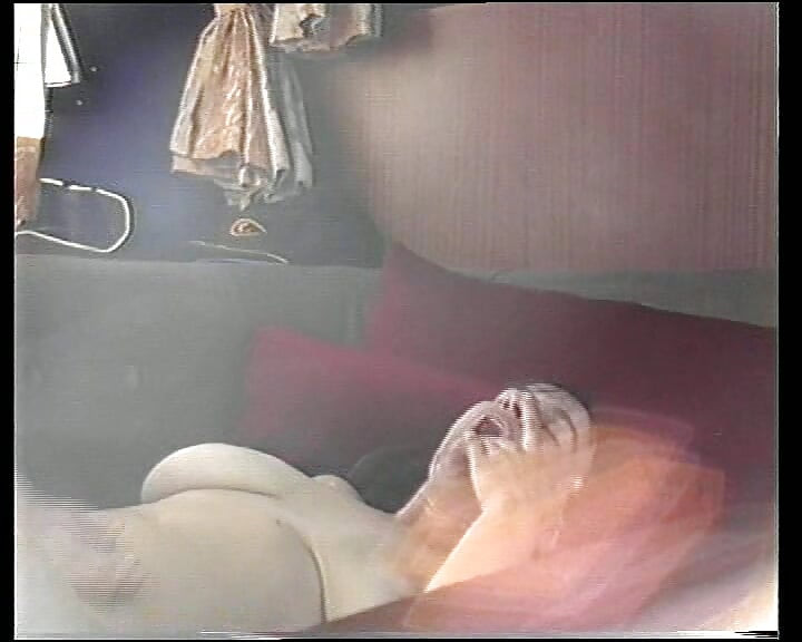 독일에서 온 통통한 아마추어 창녀가 보트에서 두 자지를 기쁘게 합니다.