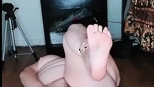 Seksi olgun iri güzel kadın sabah yogası yapıyor!