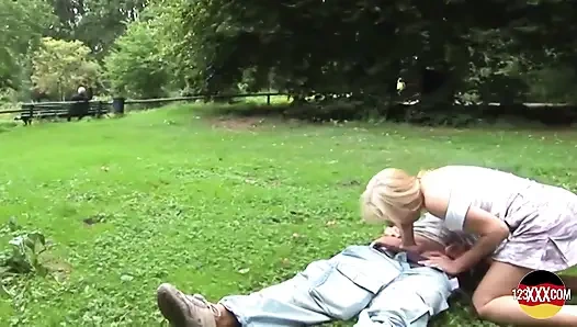 Cewek nakal rambut pirang ini nggak pernah puas sama kontol gendut itu