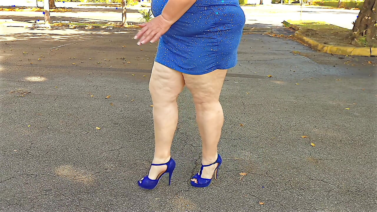 Bari moti kamuk patni chupke se apna sharir bahar dikha rahi hai