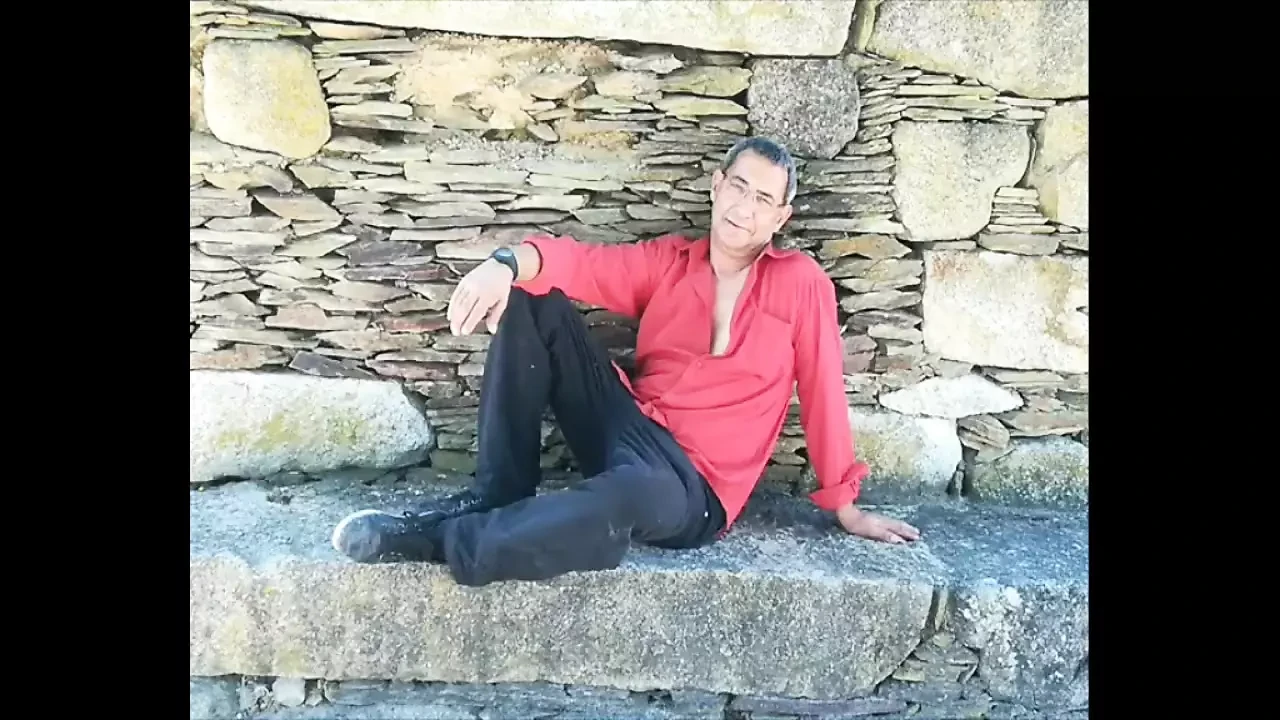 Gresopio φτιάχνει μπλε πουκάμισο στο Shibari