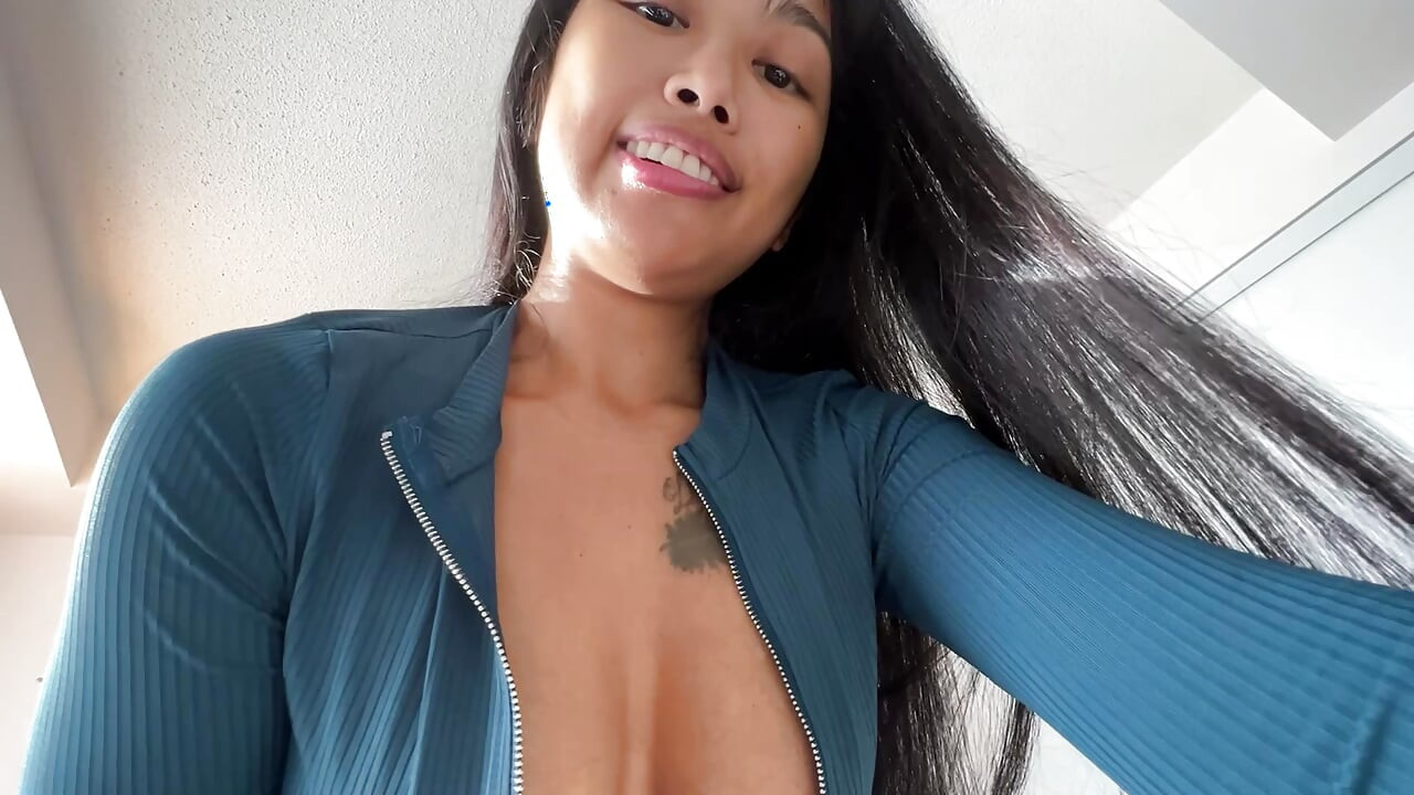 Asian Girl from Tinder Fucks on First Date!