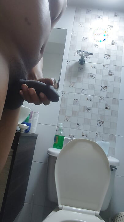 彼らは私がバスルームで気を取られている様子を録画し、お尻も撮影します