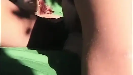 Lesbian kulit hitam toket besar menjilati memeknya colok memek di taman