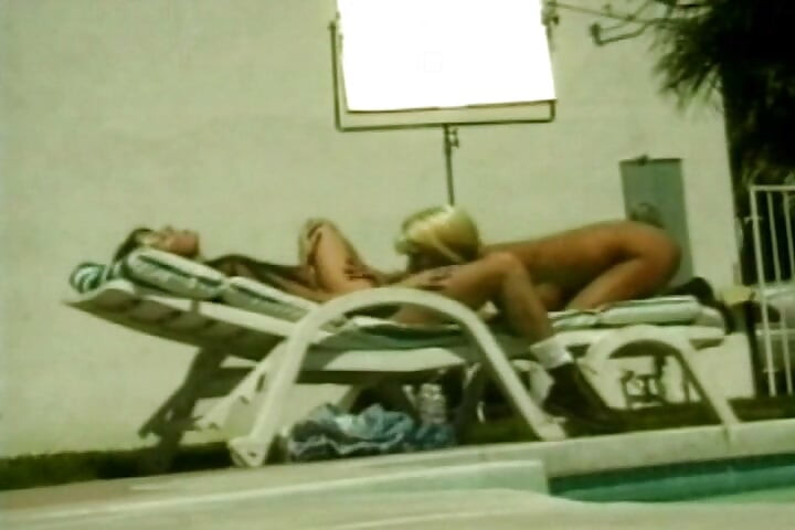 Piscina este cea mai bună joacă pentru unele lesbiene fierbinți de acțiune