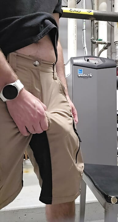 被抓到在撸大鸡巴的性感同事