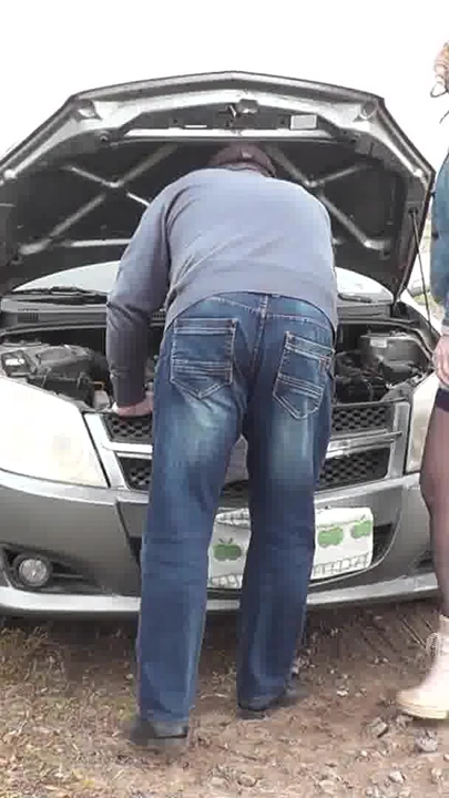 Momento inesquecível de "Sexy loira milf carro quebrou. Transeunte aleatório ajudou a consertar e fodeu milf em estilo cachorrinho"
