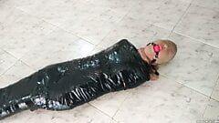 Klebeband mumifiziertes Mädchen in Strumpfhosen mit Kapuze und mit Ball geknebelt