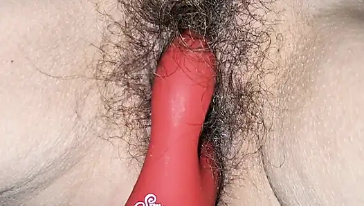 Mainan memek berbulu setelah creampie