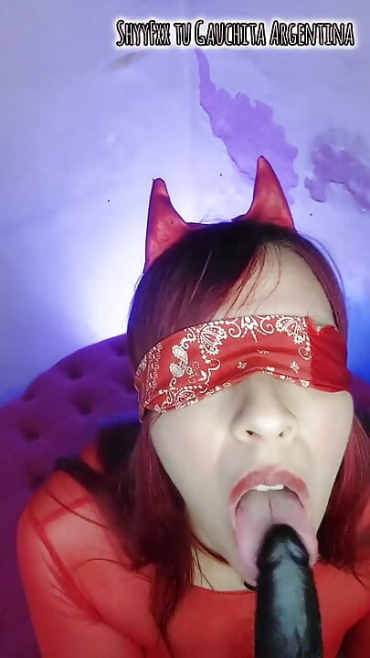 My Boyfriend Blindfolds Me so That I Suck His!