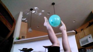 Zoe brinca com bolas