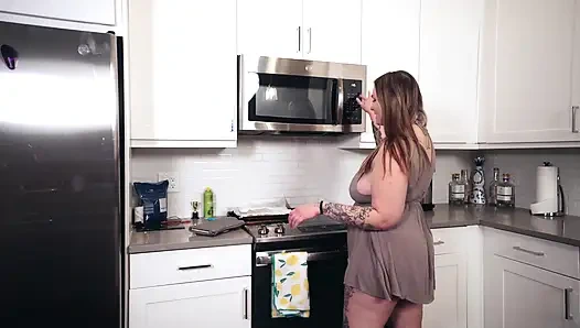 Мачеха дает уроки секса с сводной сестренкой с использованием большого члена сводного братца