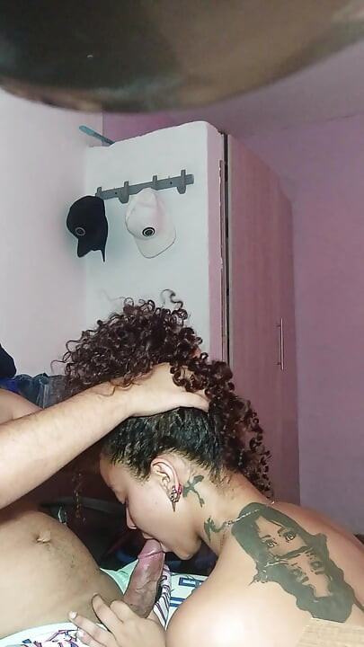 אחותי החורגת מכה אותי כדי שאזיין אותה בזמן שהחבר בחדר השני