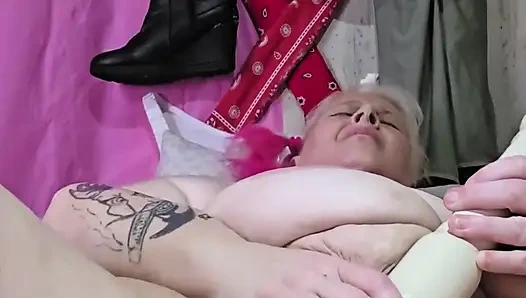 Его дровоедка заставила ее стонать, кончая, сбрасывая порцию спермы