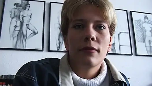 Блондинка-ебля трахает пальцами