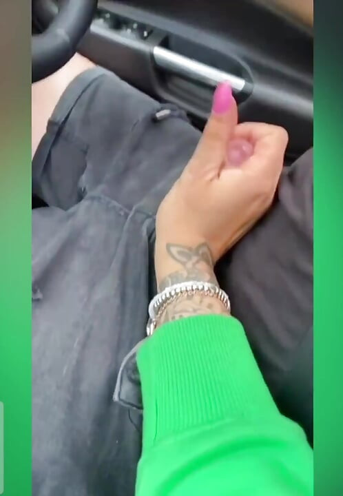 Handjob i bilen med kæmpe cumshot