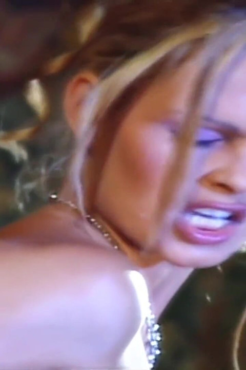 Swinger-par har det gøy med en ung brunette med barbert hår