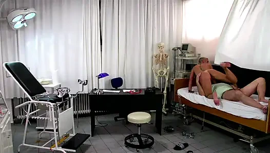 Блондинку-телочку трахнули в ее тугую киску