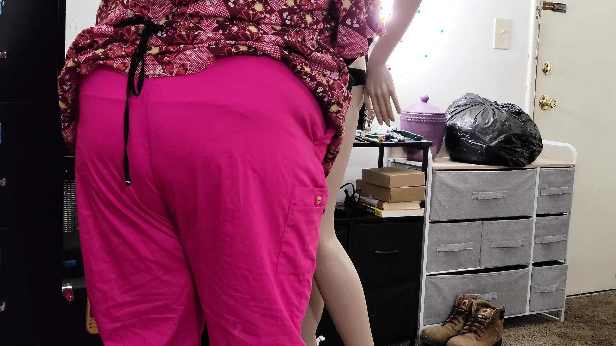 Molly đang tôn thờ nhiều con cu hơn với một con mannequin bị trói bằng một con cu giả