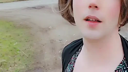 Annemieke herkesin içinde dildoya biniyor ve işiyor