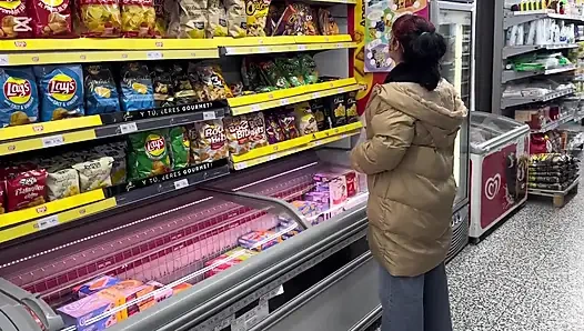 Das Mädchen aus dem Supermarkt packt mich an der Rübe